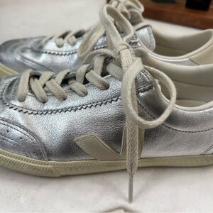 Veja Women's Sneakers in Metallic Silver and Cream